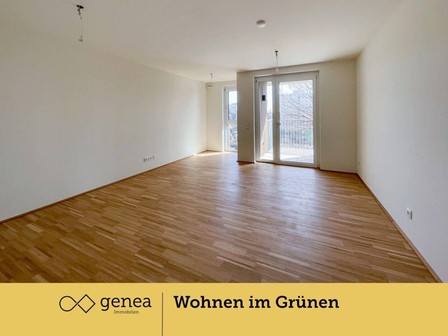 Geräumiges Wohnzimmer mit hellem Parkettboden und großen Fenstertüren, die Zugang zum Balkon bieten.