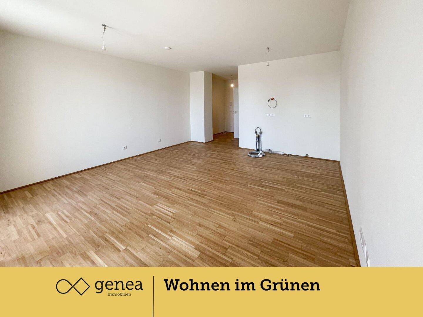 Heller Wohnbereich mit Parkettboden und viel Platz für individuelle Gestaltung und Möblierung.