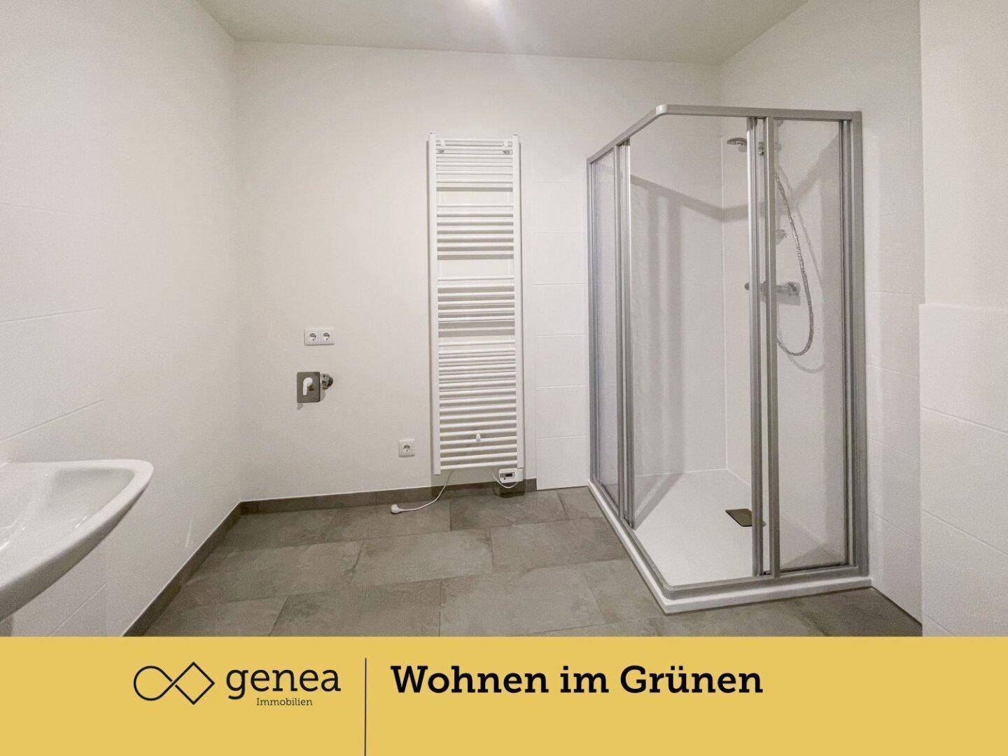 Modernes Badezimmer mit Dusche, Fliesenboden und praktischem Handtuchheizkörper.