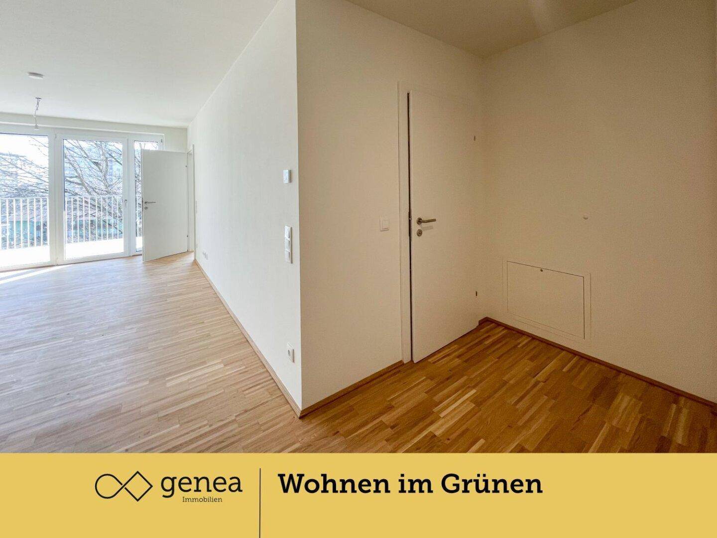 Heller Wohnbereich mit hochwertigem Parkettboden und direktem Zugang zum sonnigen Balkon.