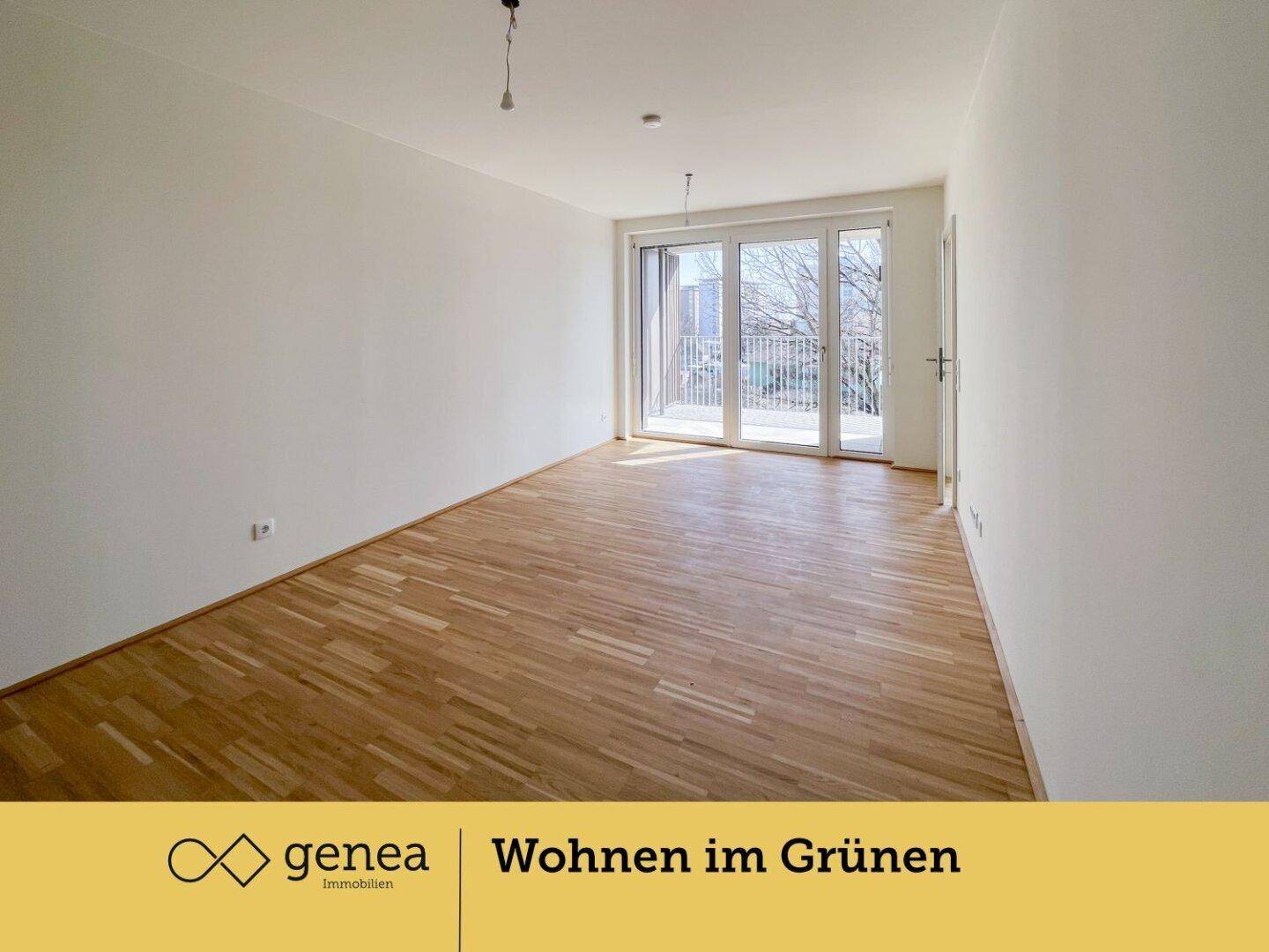 Lichtdurchfluteter Raum mit elegantem Parkettboden und großen Fenstern, die viel Helligkeit bieten.