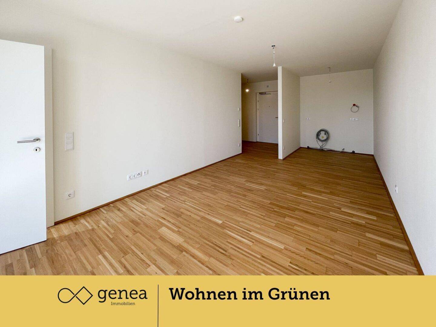Geräumiger Flur mit Parkettboden, der verschiedene Zimmer der Wohnung miteinander verbindet.