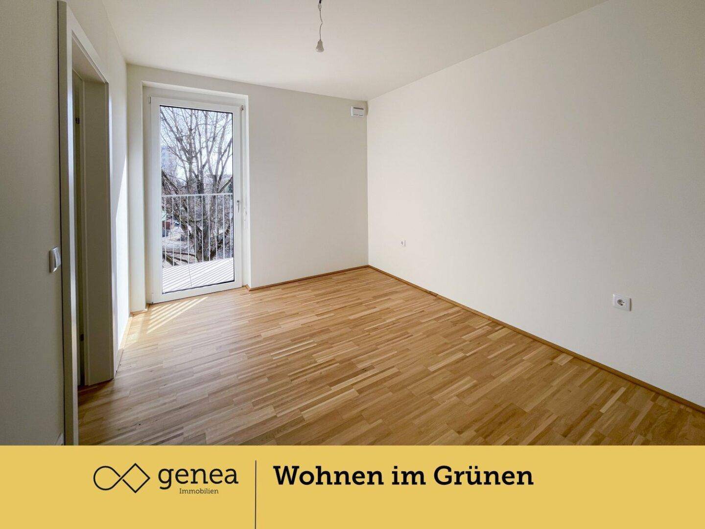 Helles Schlafzimmer mit Parkettboden und direktem Zugang zu einem kleinen Balkon.