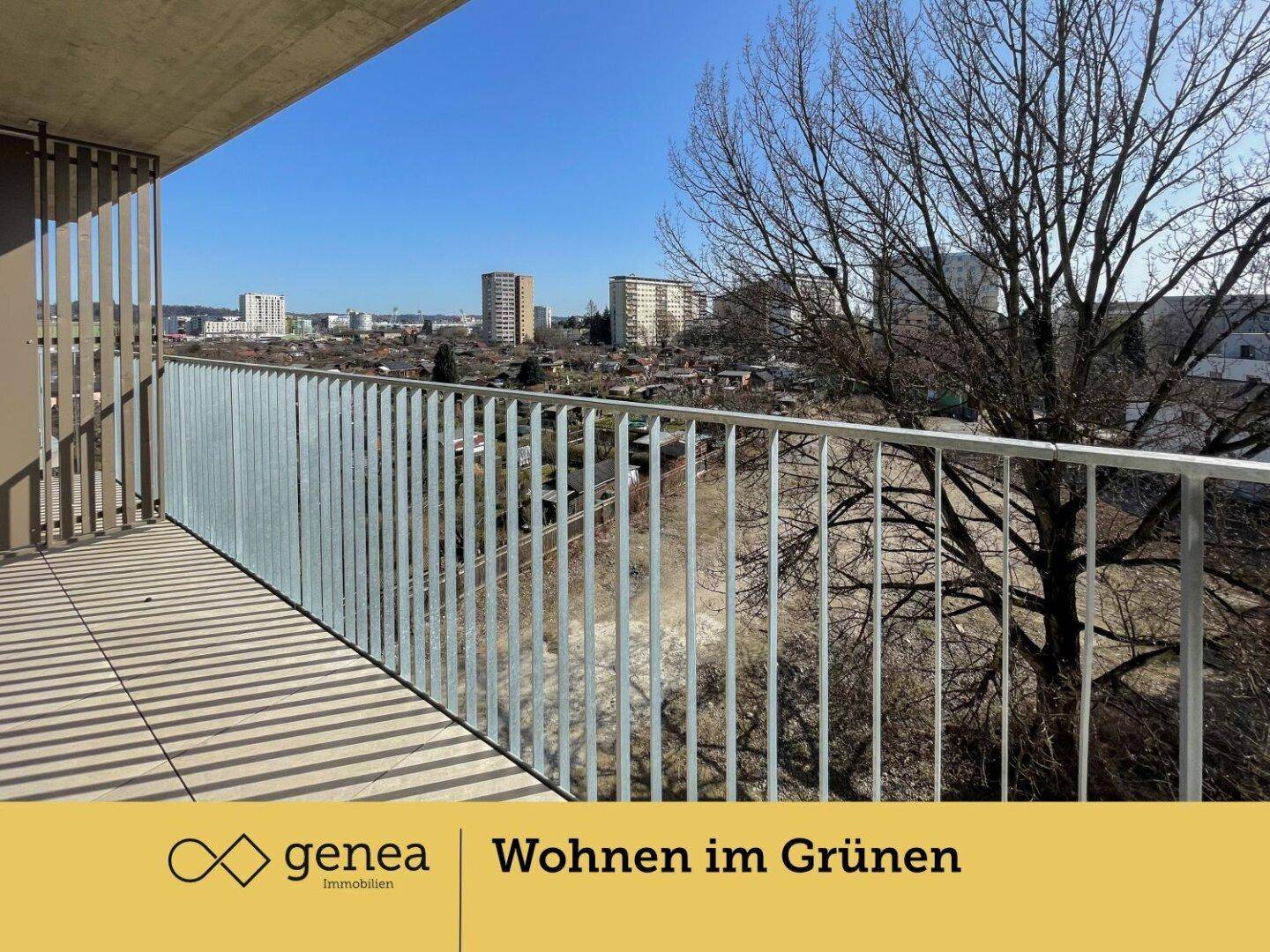 Sonniger Balkon mit weitem Blick über die Stadt und die umliegende Landschaft.