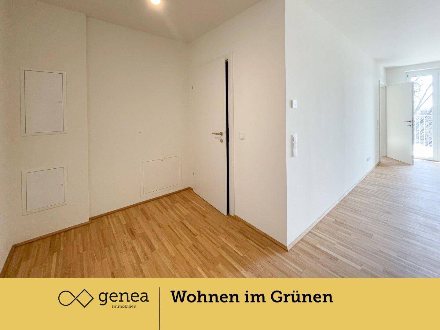 Heller Flur mit Parkettboden und weißen Wänden, der zu weiteren Räumen führt.