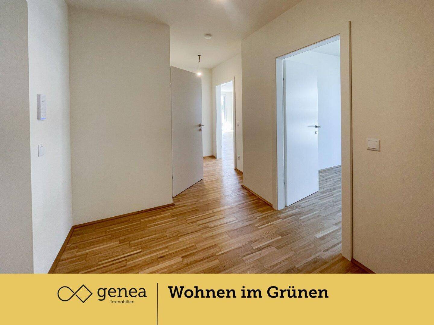 Heller Flur mit Parkettboden und mehreren Türen zu den angrenzenden Räumen.