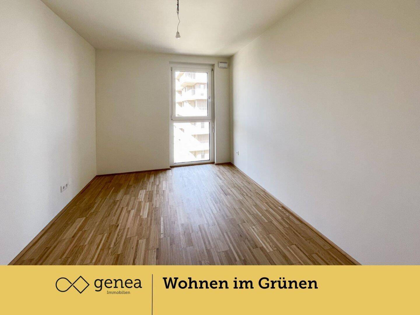 Helles Zimmer mit Parkettboden und großem Fenster, bietet viel Tageslicht und eine angenehme Atmosphäre.