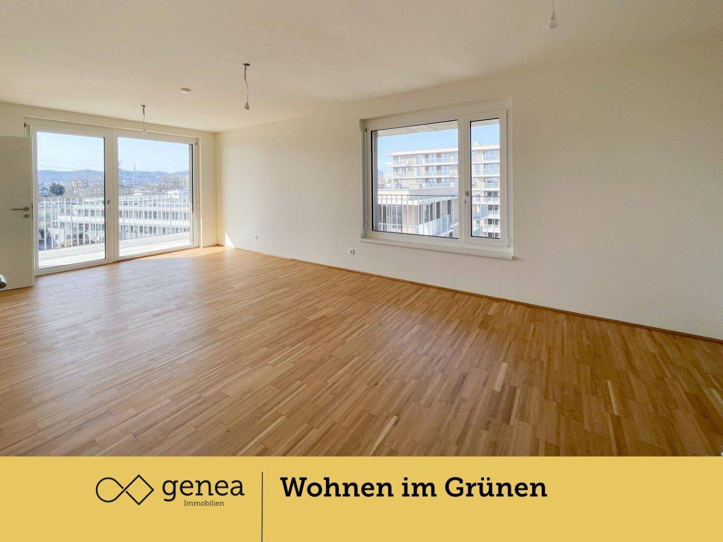 Geräumiges Wohnzimmer mit Parkettboden und Zugang zum Balkon, bietet viel Licht und Weitblick.