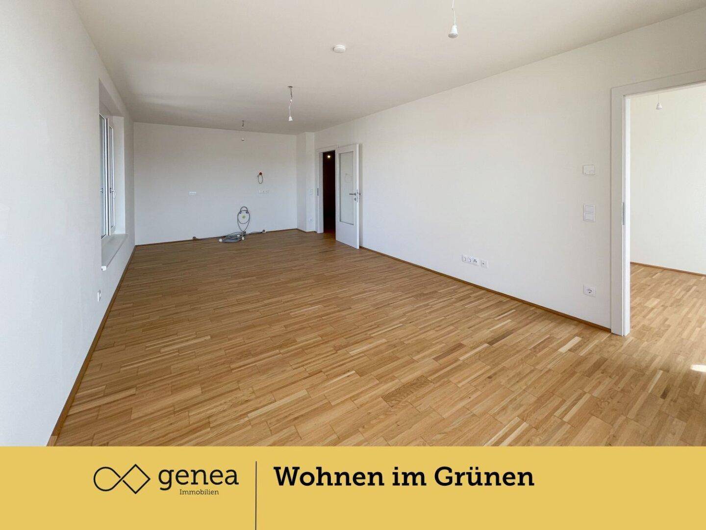 Großzügiger Wohnraum mit Parkettboden und hellen Wänden, bietet viel Potenzial für individuelle Einrichtung.