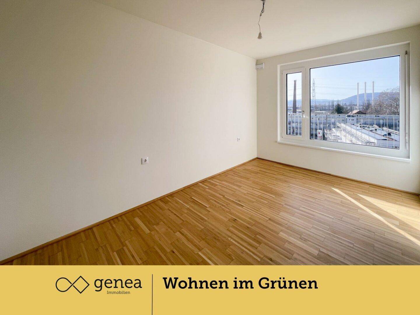 Helles Zimmer mit Parkettboden und großem Fenster, bietet einen weiten Blick auf die Umgebung.