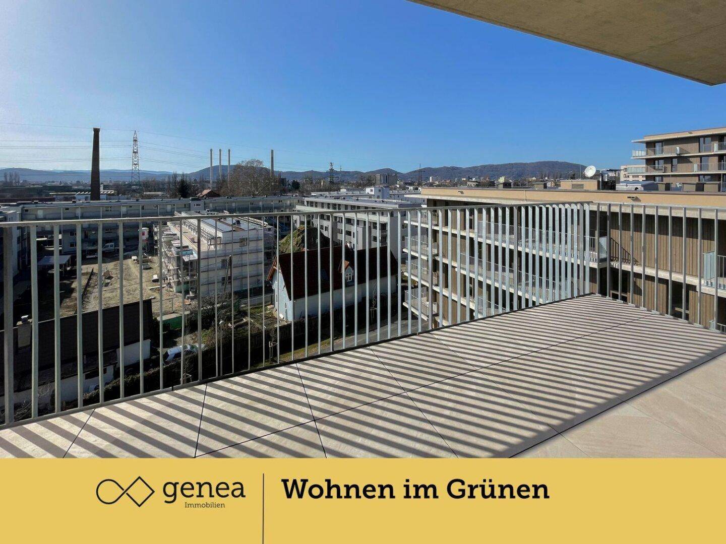 Weitläufige Terrasse mit urbanem Ausblick und viel Sonnenlicht, ideal für Outdoor-Aktivitäten.