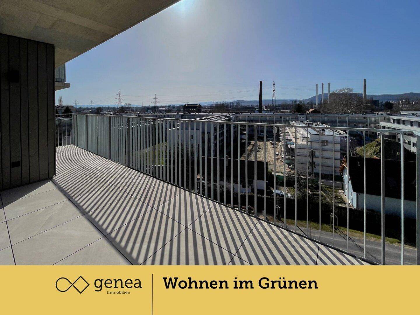 Große Sonnenterrasse mit moderner Metallbrüstung und weitem Blick über die Stadtlandschaft.