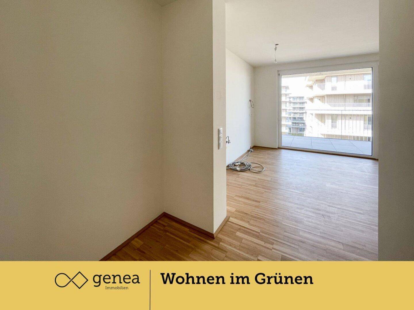 Heller Wohnbereich mit Parkettboden und großen Fenstern, die viel Tageslicht hereinlassen.