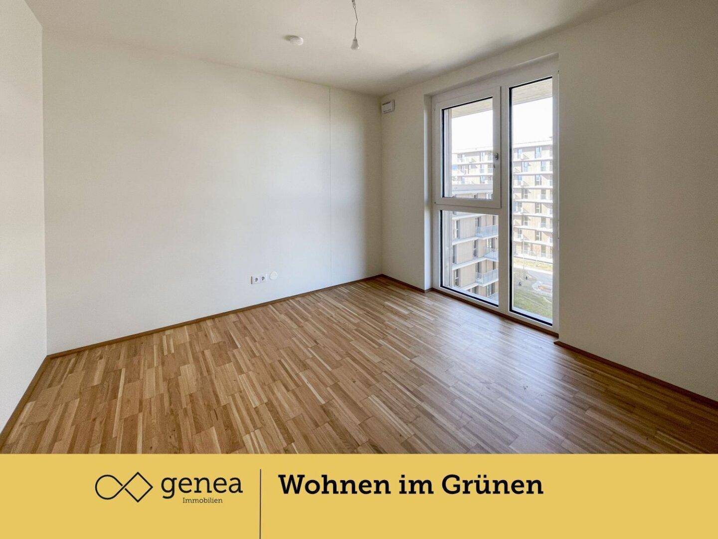 Helles Schlafzimmer mit Parkettboden und großen Fenstern, ideal für viel Tageslicht.