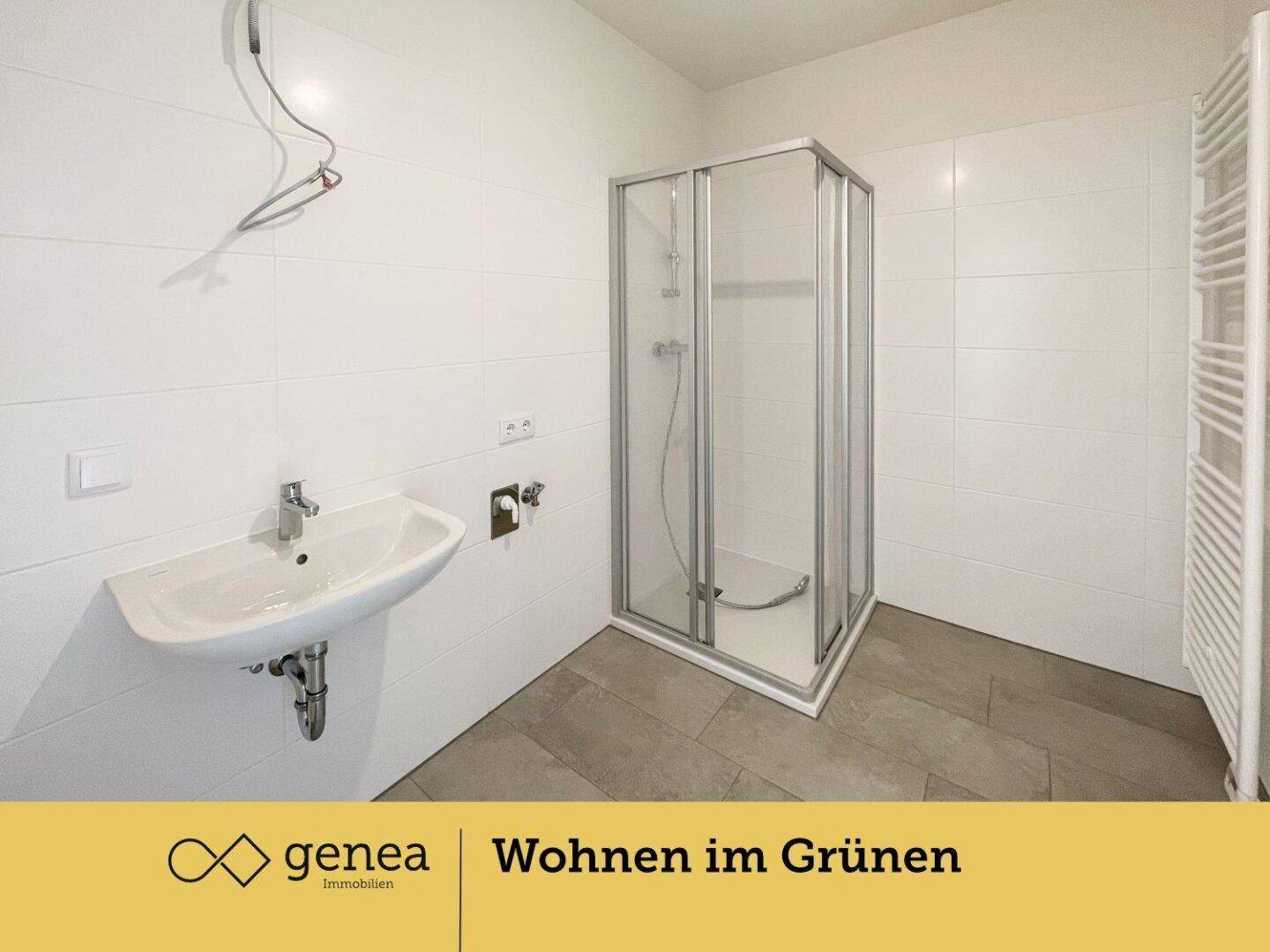 Modernes Badezimmer mit Eckdusche, Einzelwaschbecken und weiß gefliesten Wänden.