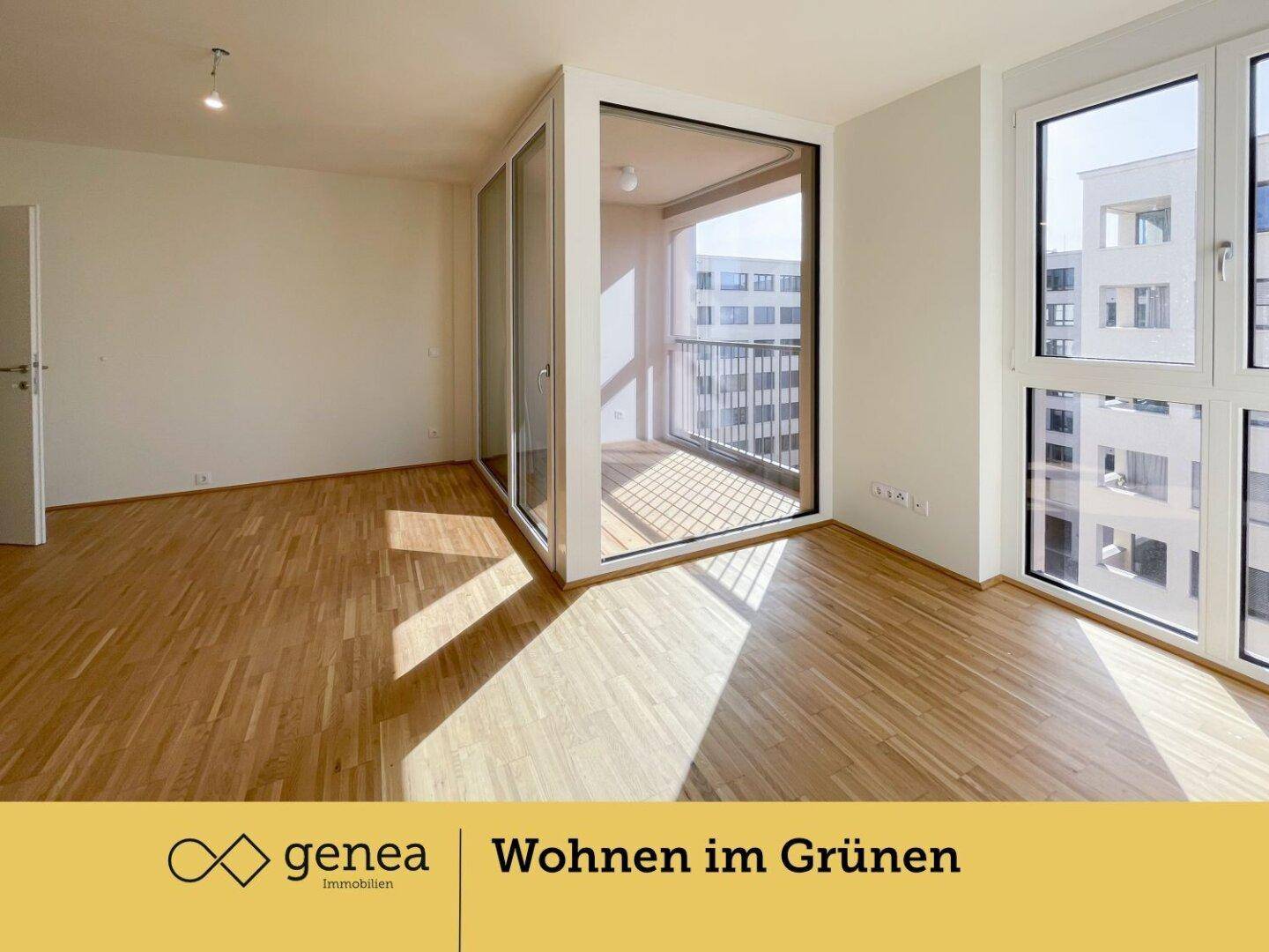 Lichtdurchflutetes Zimmer mit Parkettboden, großen Glasfronten und Zugang zum Balkon.