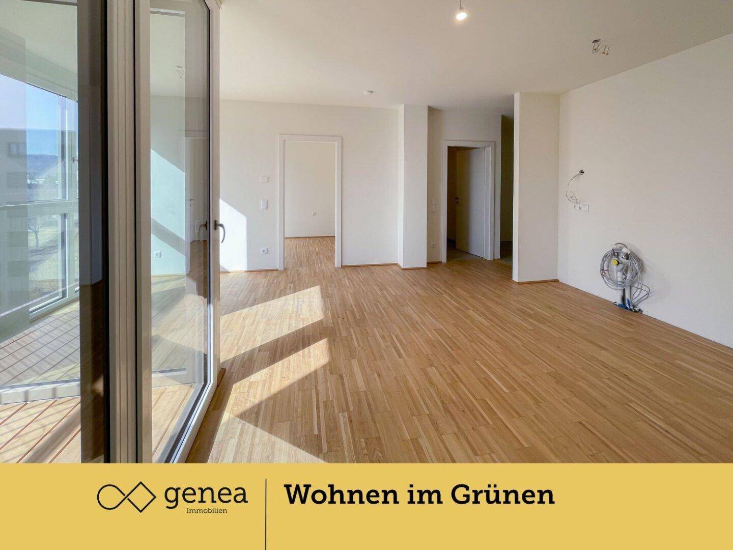 Geräumiges, helles Zimmer mit Parkettboden, großen Fenstern und Zugang zum Außenbereich.