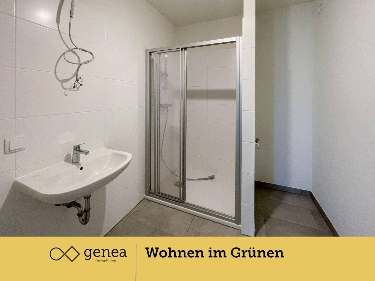 Modernes Badezimmer mit Duschkabine, Waschbecken und weißen Fliesen.
