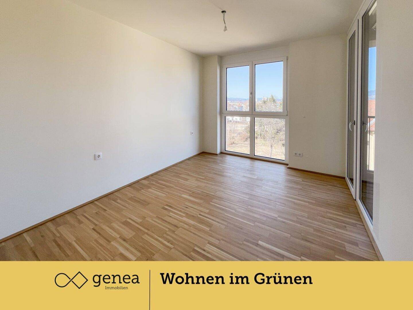 Geräumiges Zimmer mit Parkettboden und Fensterfront, die viel Tageslicht hereinlässt.