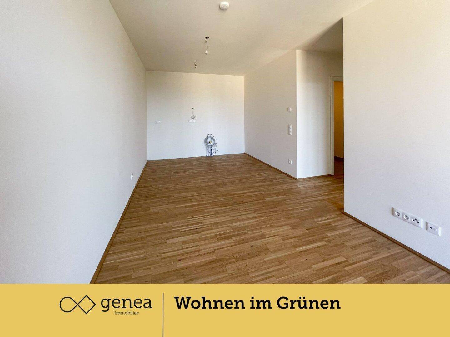 Geräumiger Wohnbereich mit hellem Parkettboden und viel Platz für individuelle Gestaltung.