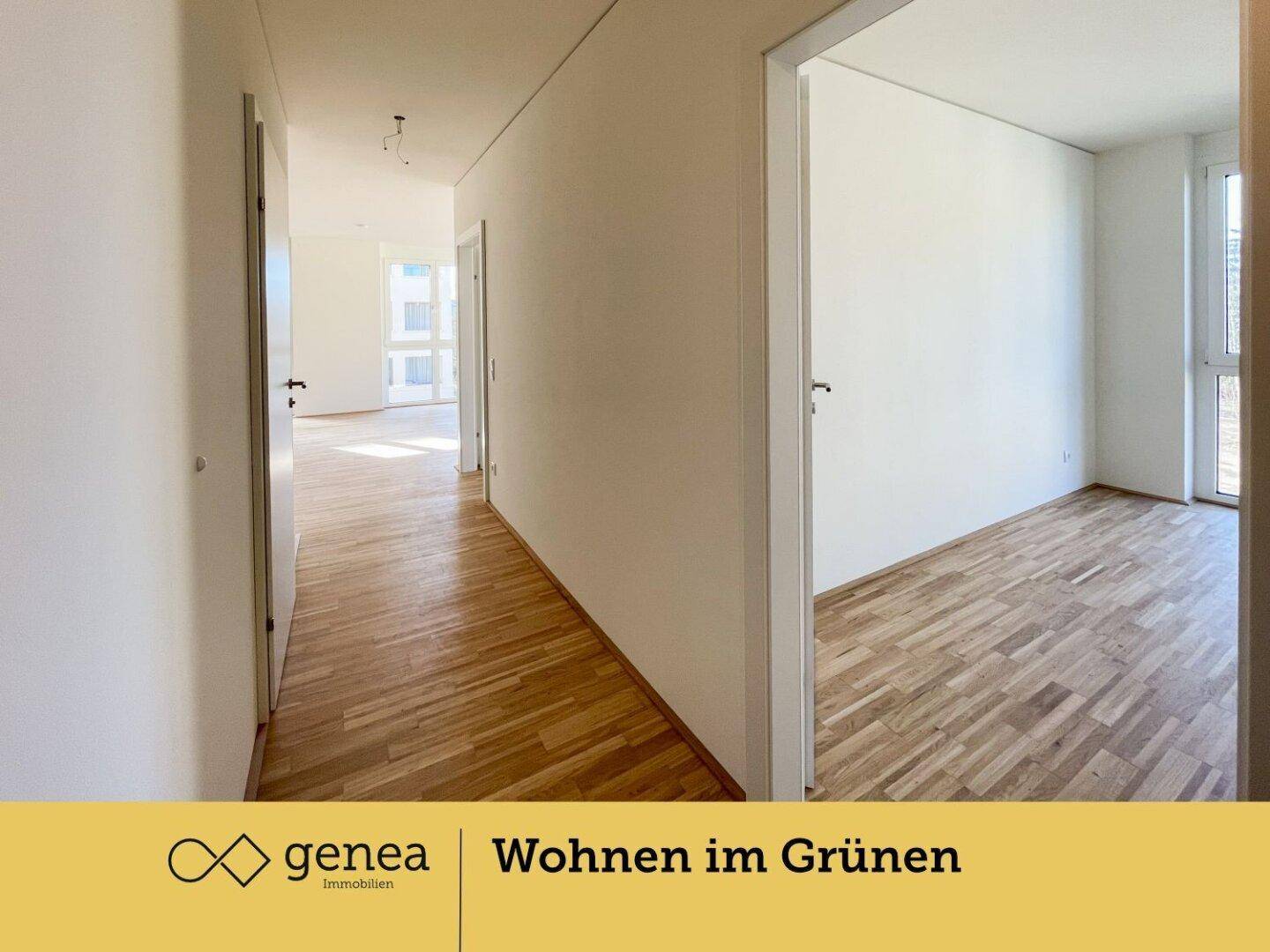 Heller Flur mit Parkettboden, der zu den verschiedenen Zimmern der Wohnung führt.