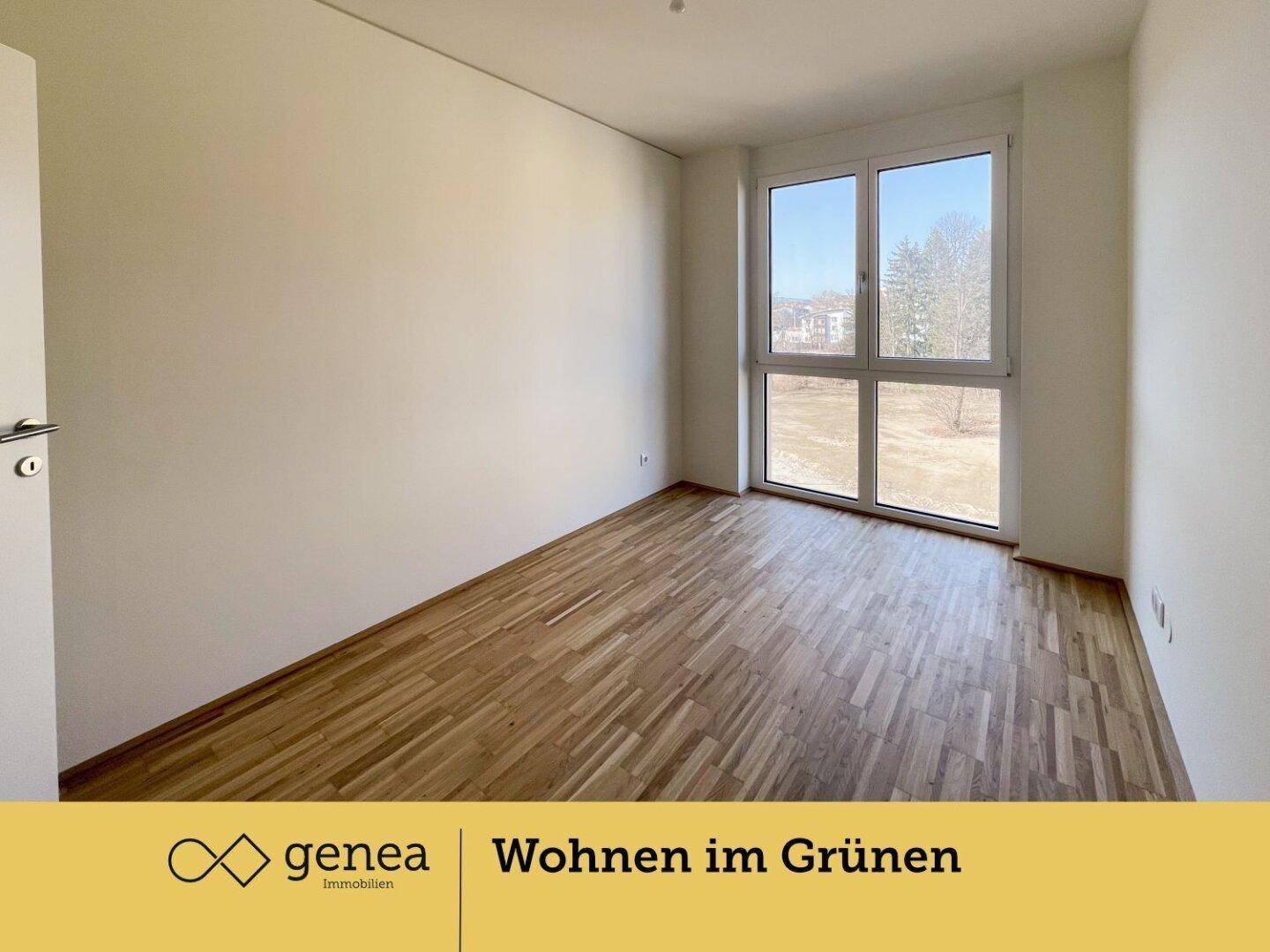 Leeres Zimmer mit Parkettboden und großen Fenstern, ideal als Schlaf- oder Arbeitszimmer.