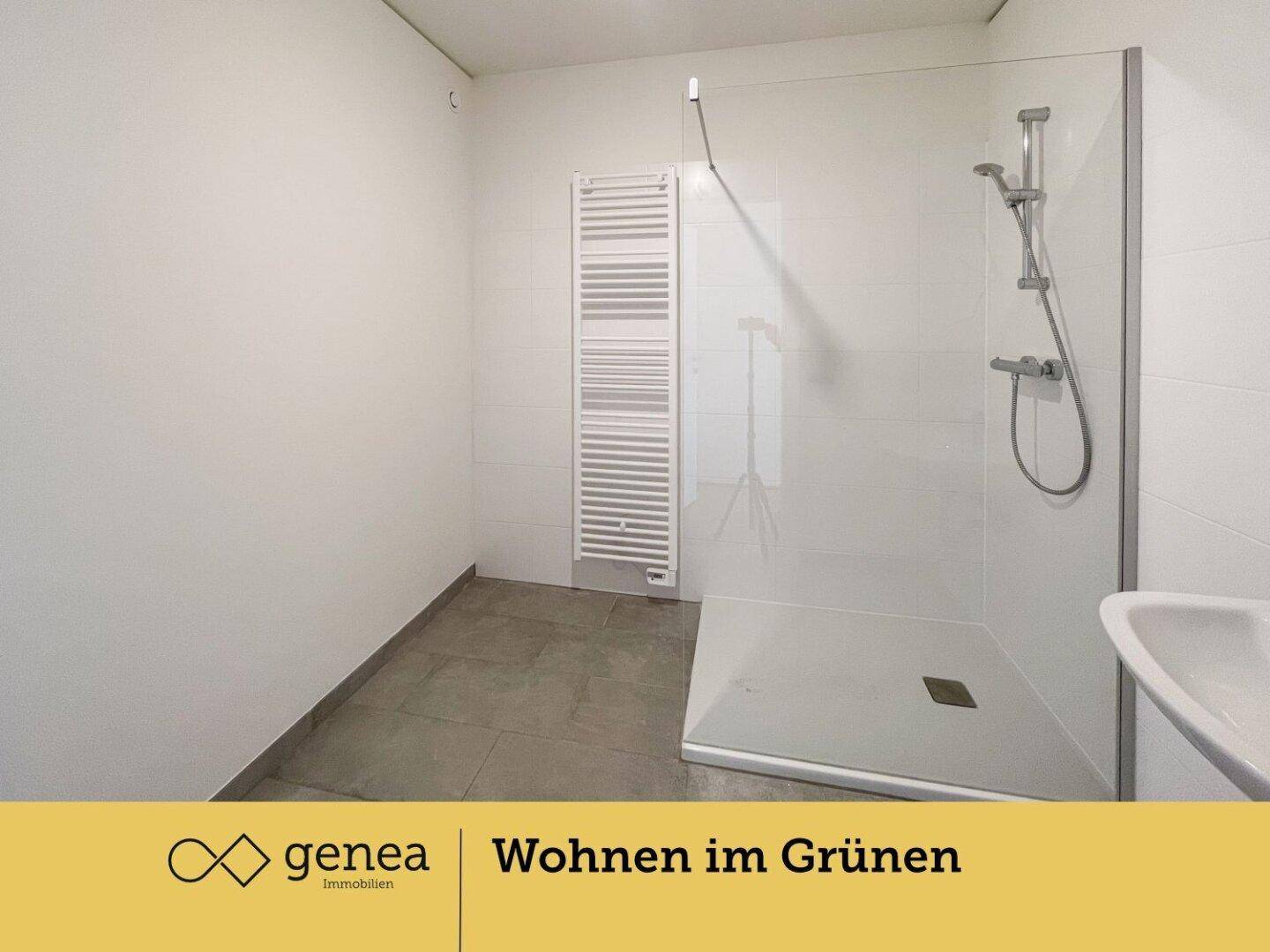 Modernes Badezimmer mit ebenerdiger Dusche, Fliesenboden und praktischem Handtuchheizkörper.