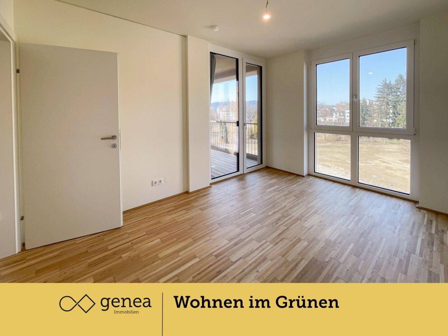 Helles Zimmer mit Parkettboden, großen Fenstern und direktem Zugang zum Balkon.