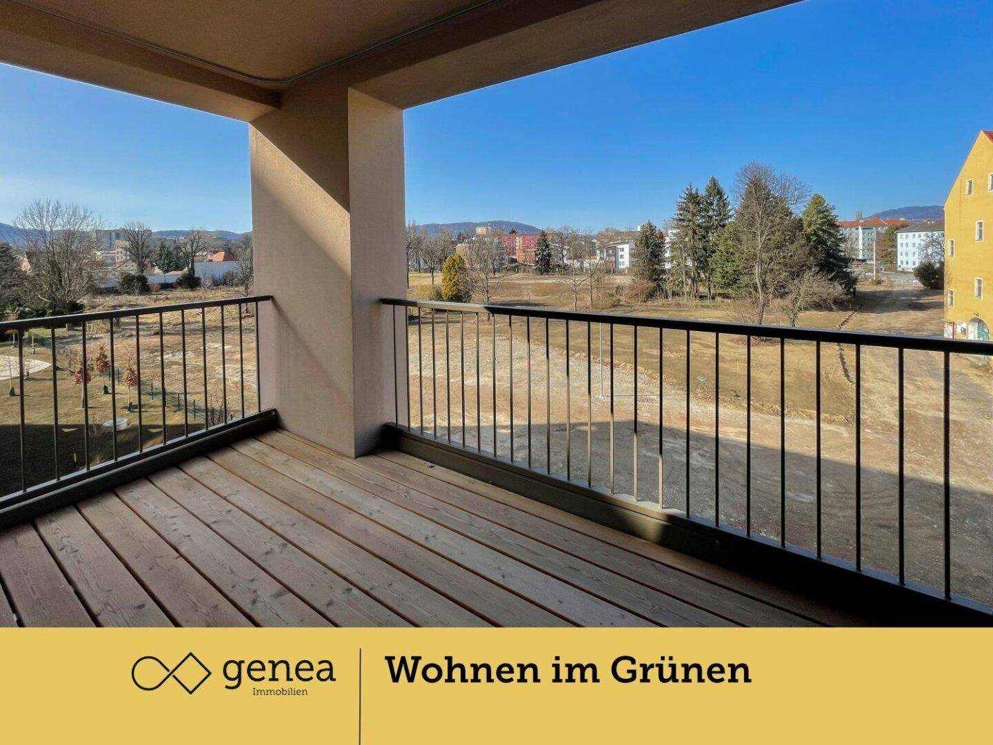 Geräumiger Balkon mit Holzboden und weitem Blick ins Grüne, ideal zum Entspannen.