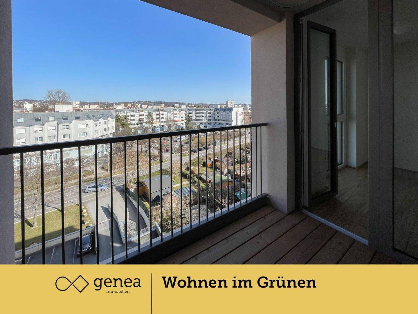 Geräumiger Balkon mit Holzboden und weitem Blick über die Stadt und umliegende Gebäude.