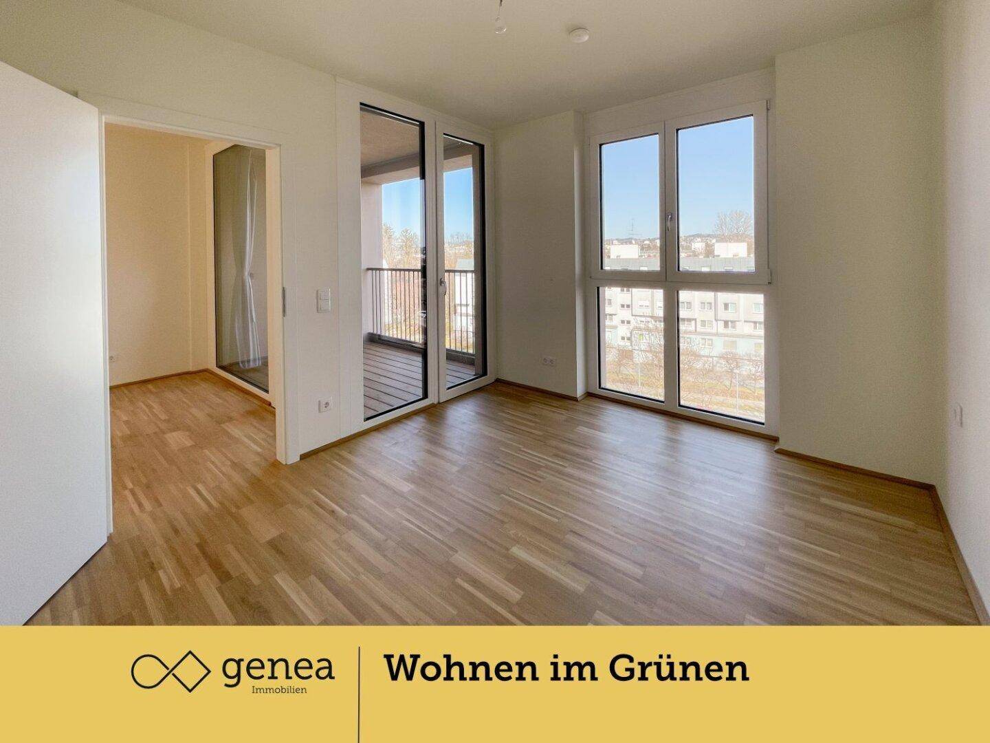 Lichtdurchfluteter Wohnbereich mit Parkettboden und großen Fenstern, die einen weiten Blick bieten.