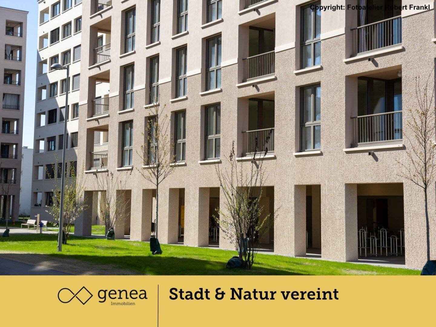 Moderne Wohngebäude mit Balkonen und Grünflächen im Vordergrund, repräsentieren zeitgenössische Architektur.