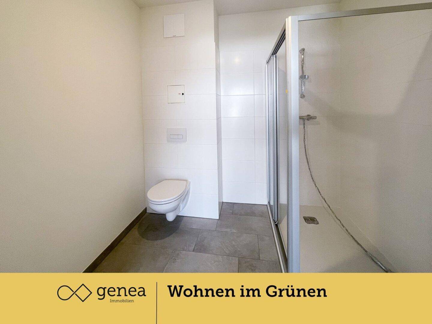 Modernes Badezimmer mit gefliesten Wänden und Boden, ausgestattet mit Toilette und Dusche.
