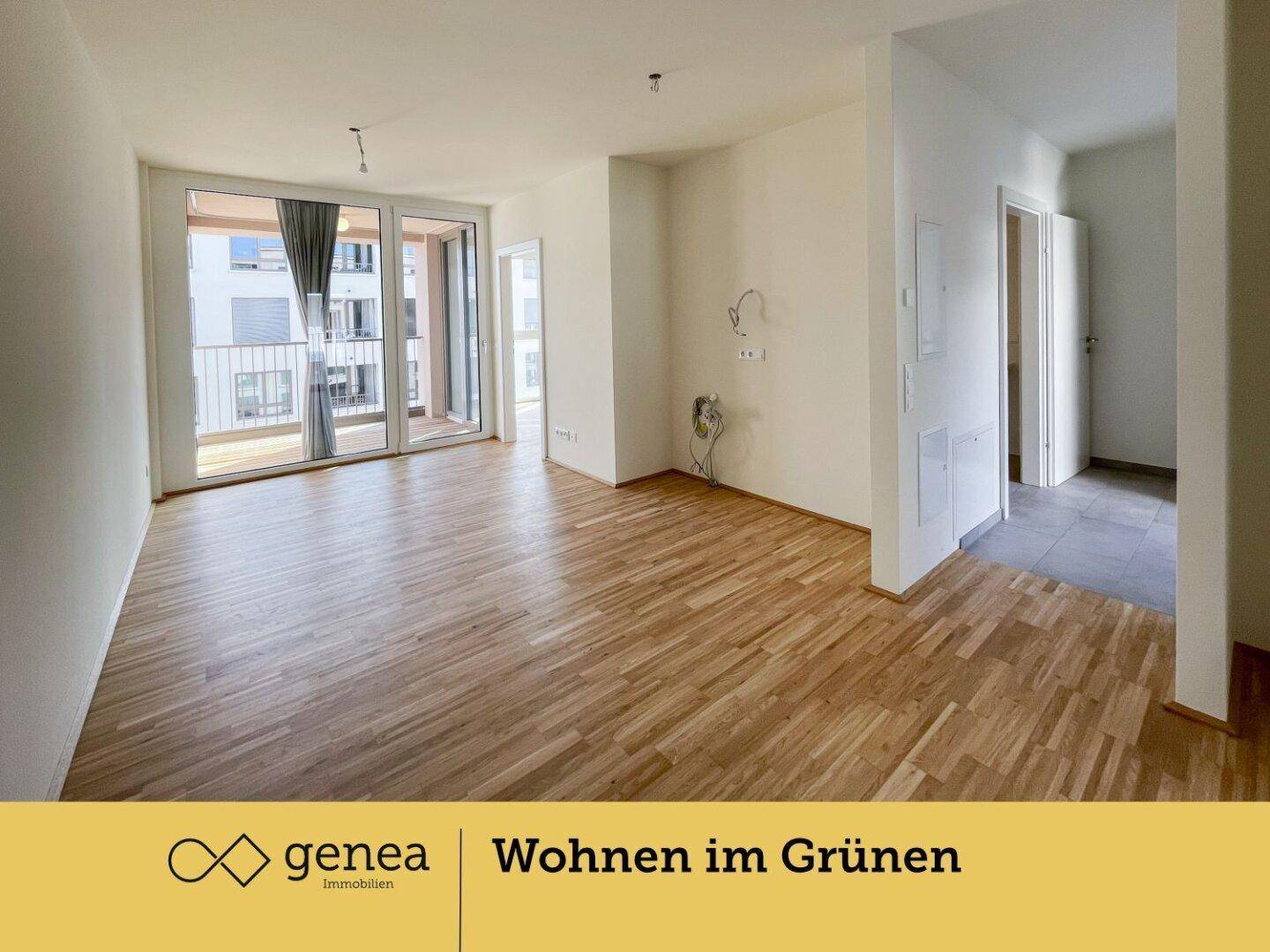 Geräumiges Zimmer mit hellem Holzboden und großen Fenstern, die viel Tageslicht hereinlassen.