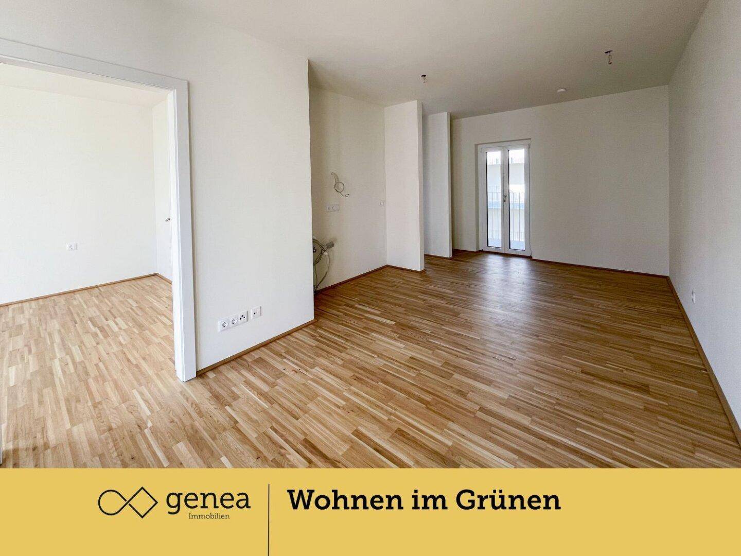 Heller Wohnbereich mit Parkettboden und Zugang zu einem weiteren Raum sowie einem kleinen Balkon.