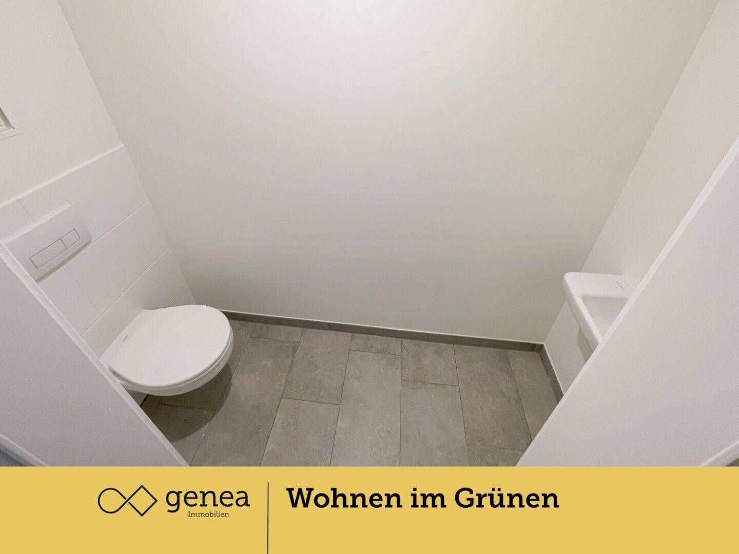 Kleines, helles Gäste-WC mit wandhängender Toilette und modernen Fliesen.
