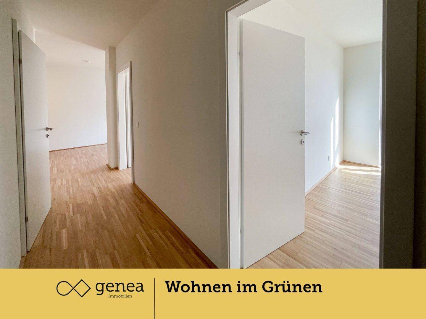 Langer, heller Flur mit Parkettboden und mehreren weißen Türen, die zu den Zimmern führen.