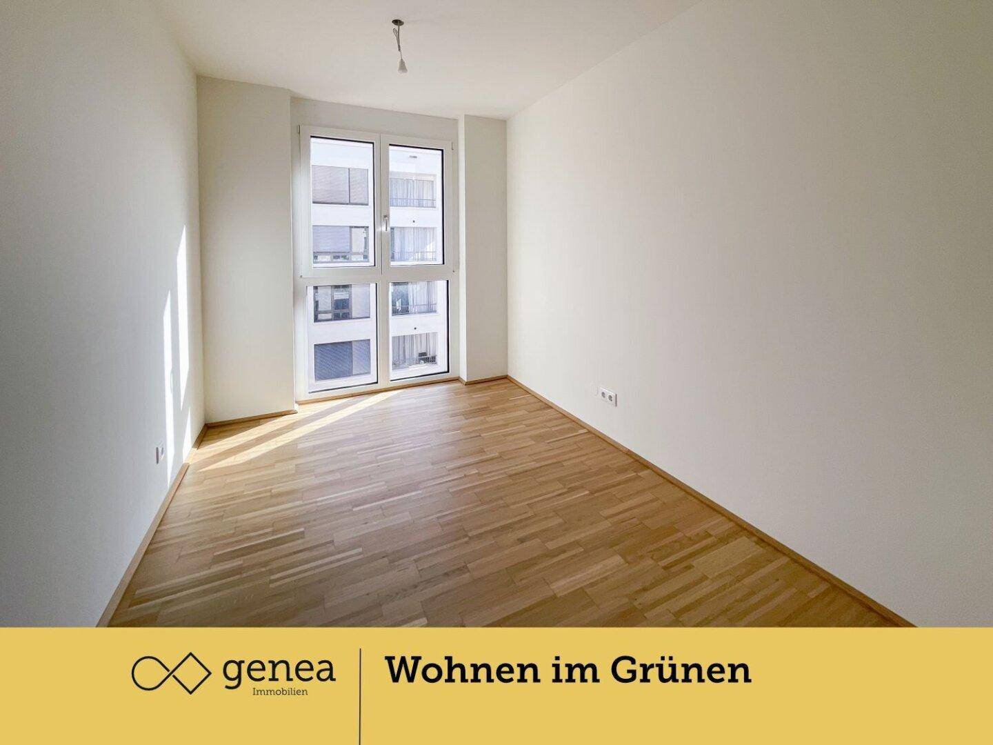 Helles Zimmer mit Parkettboden und großem Fenster, ideal als Schlaf- oder Arbeitszimmer.