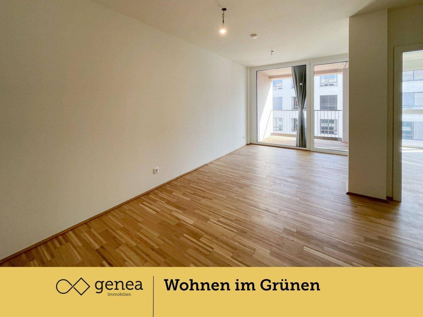 Geräumiges, helles Zimmer mit Parkettboden und Zugang zu einem Balkon.