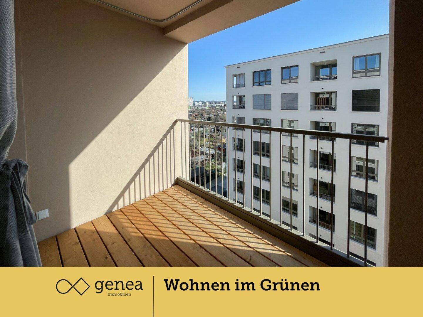 Heller Balkon mit Holzboden und Metallgeländer, bietet einen Blick auf die Umgebung.