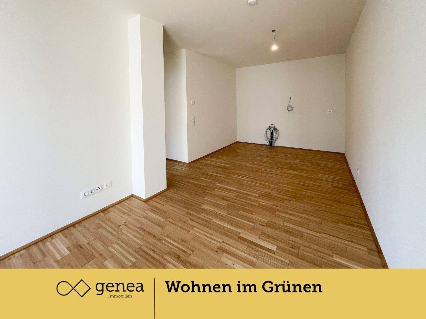 Heller Raum mit Parkettboden und weiß gestrichenen Wänden, bietet flexible Nutzungsmöglichkeiten.