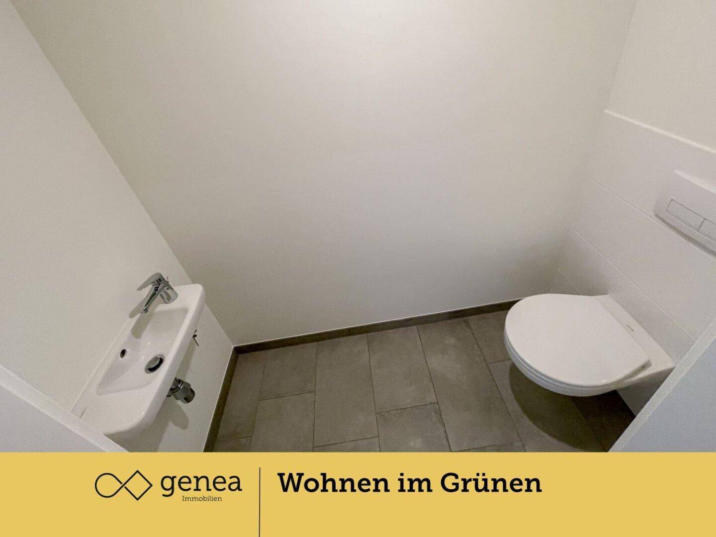 Modernes Gäste-WC mit Wand-WC und kleinem Waschbecken, ausgestattet mit Fliesenboden.