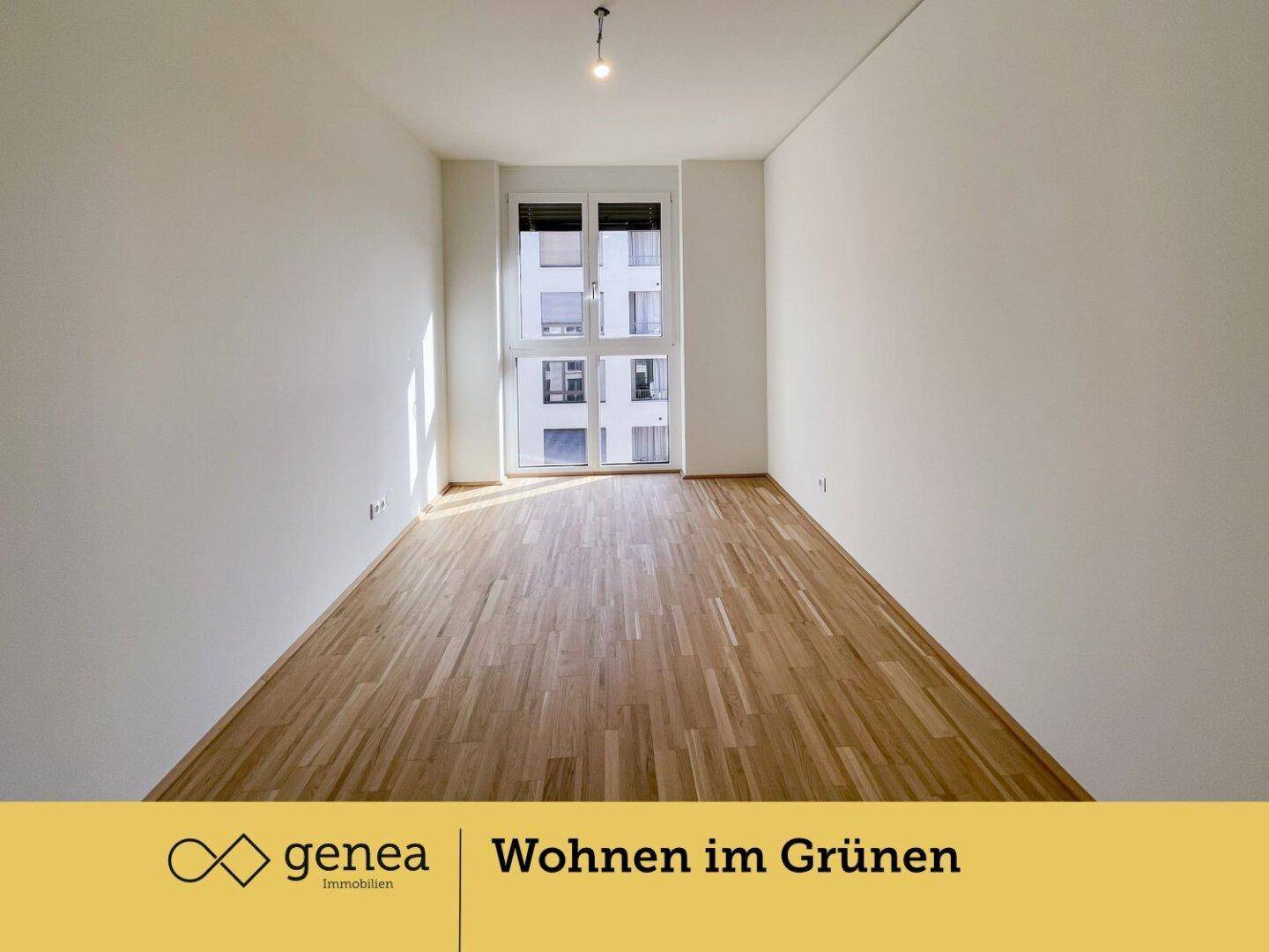 Helles Schlafzimmer mit Holzboden und großem Fenster, bietet viel Tageslicht.