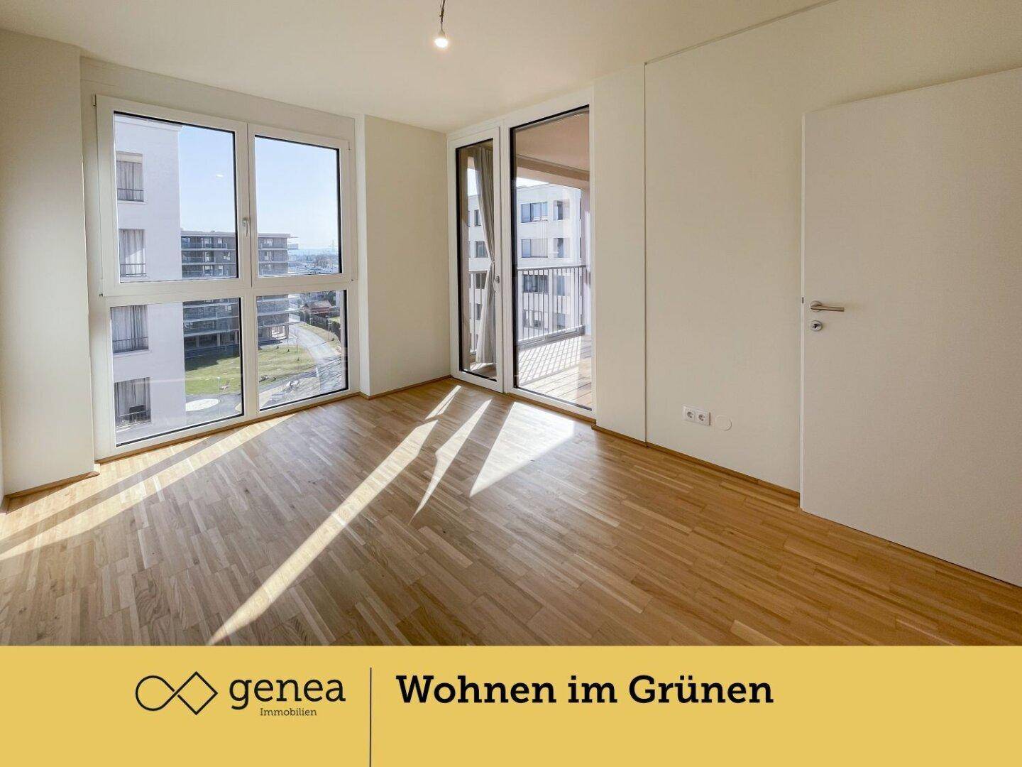 Geräumiges Zimmer mit Holzboden und Zugang zum Balkon, bietet helle Wohnatmosphäre.
