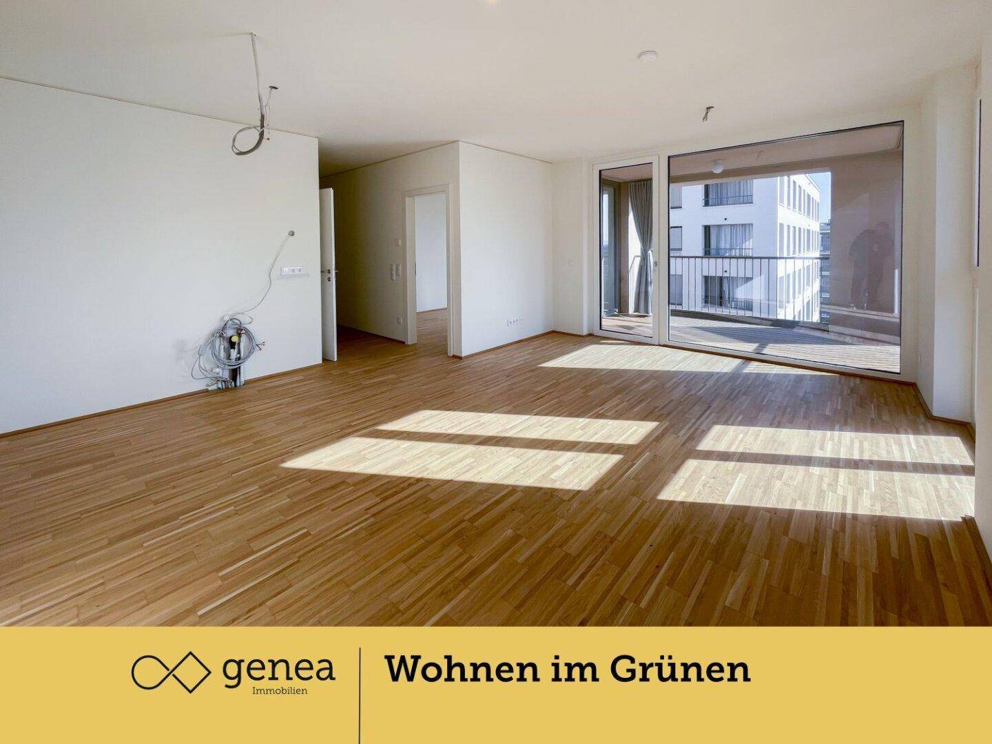 Heller Wohnbereich mit Holzboden und Zugang zu einem Balkon, bereit zum Einrichten.