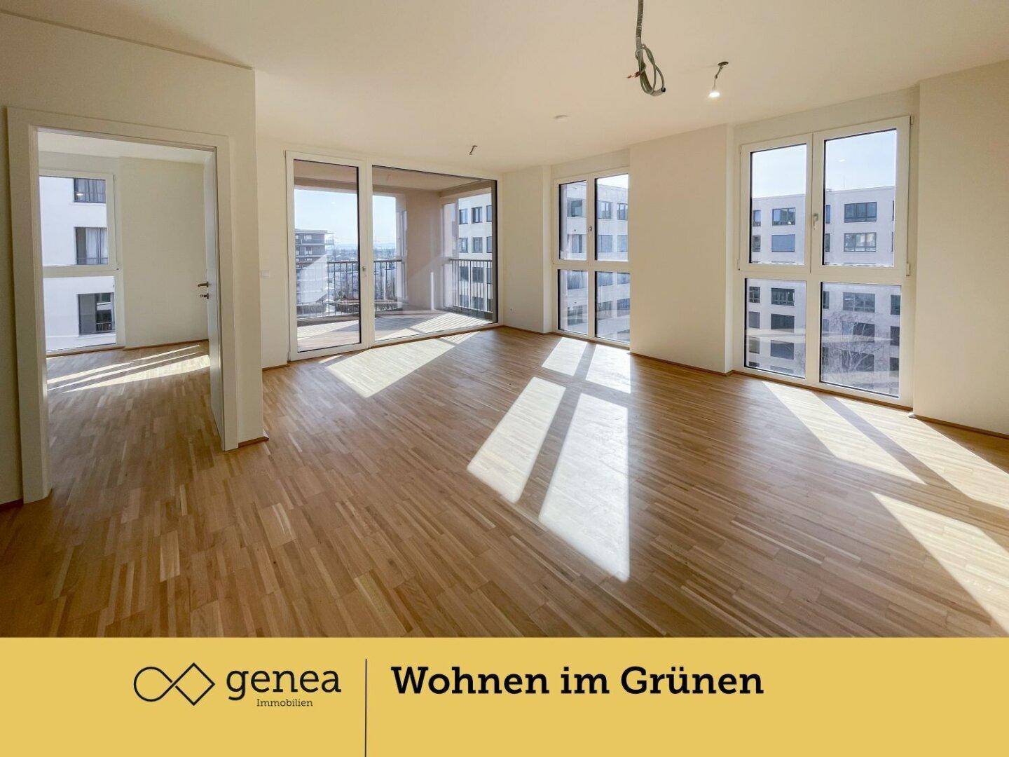 Helles Wohnzimmer mit Holzboden und Zugang zu einem Balkon, bietet viel Tageslicht.