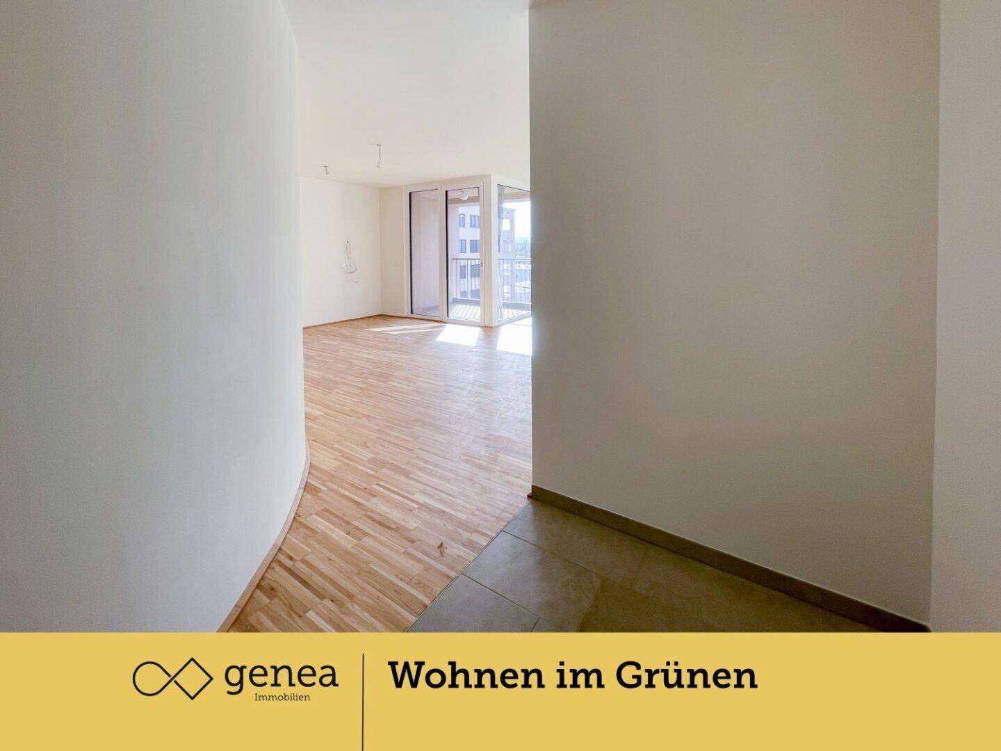 Heller Eingangsbereich mit Parkettboden, Fliesen und einer geschwungenen Wandführung.