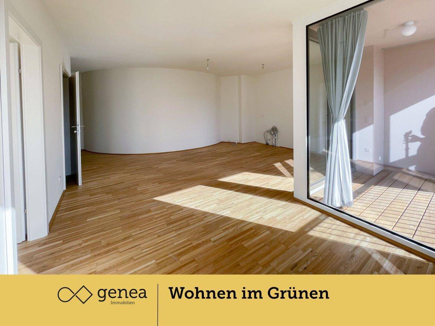 Heller Wohnbereich mit Parkettboden, geschwungener Wand und Zugang zu einem Außenbereich.