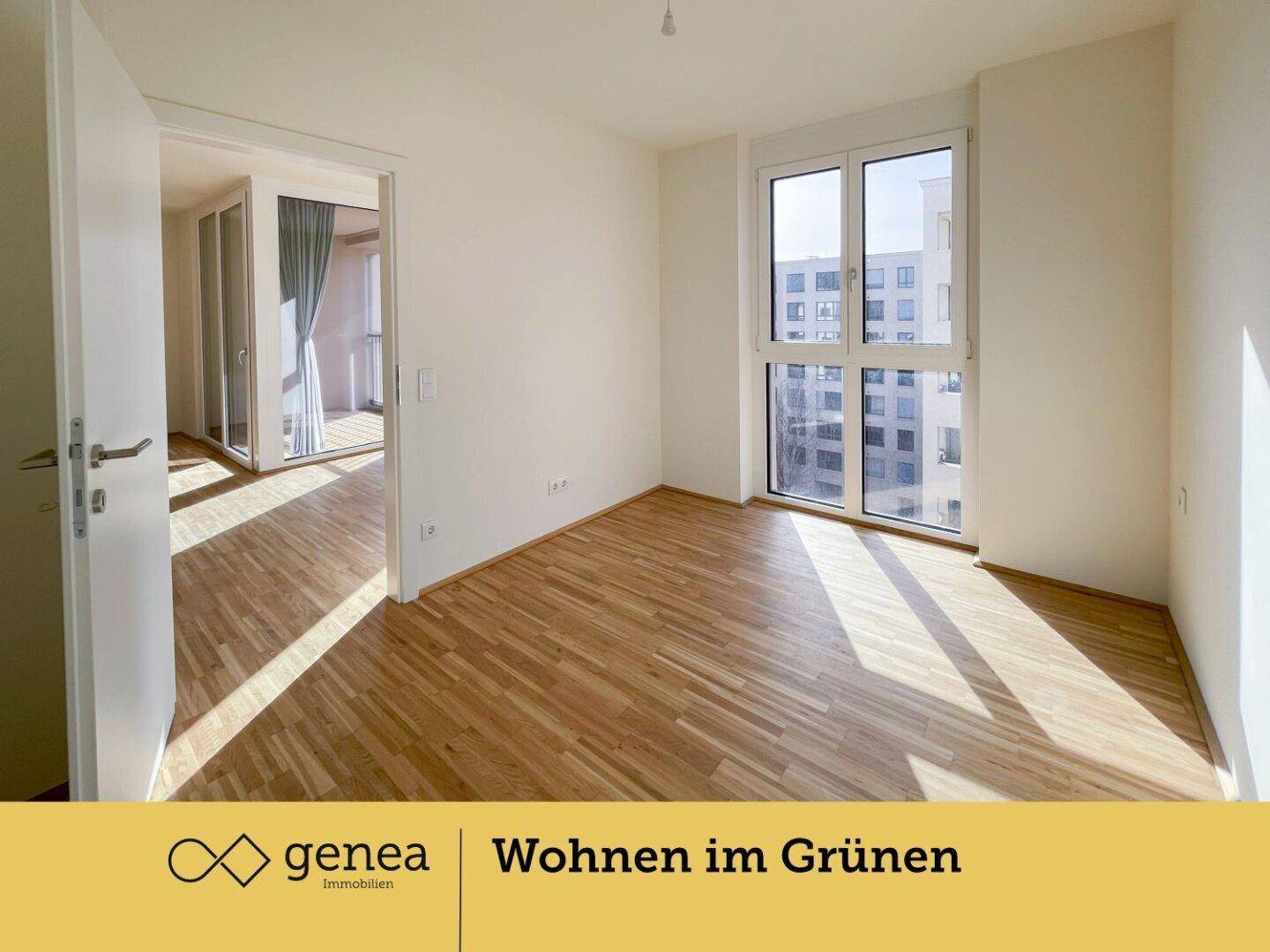 Helles Schlafzimmer mit Parkettboden und großem Fenster, das einen Blick nach draußen bietet.