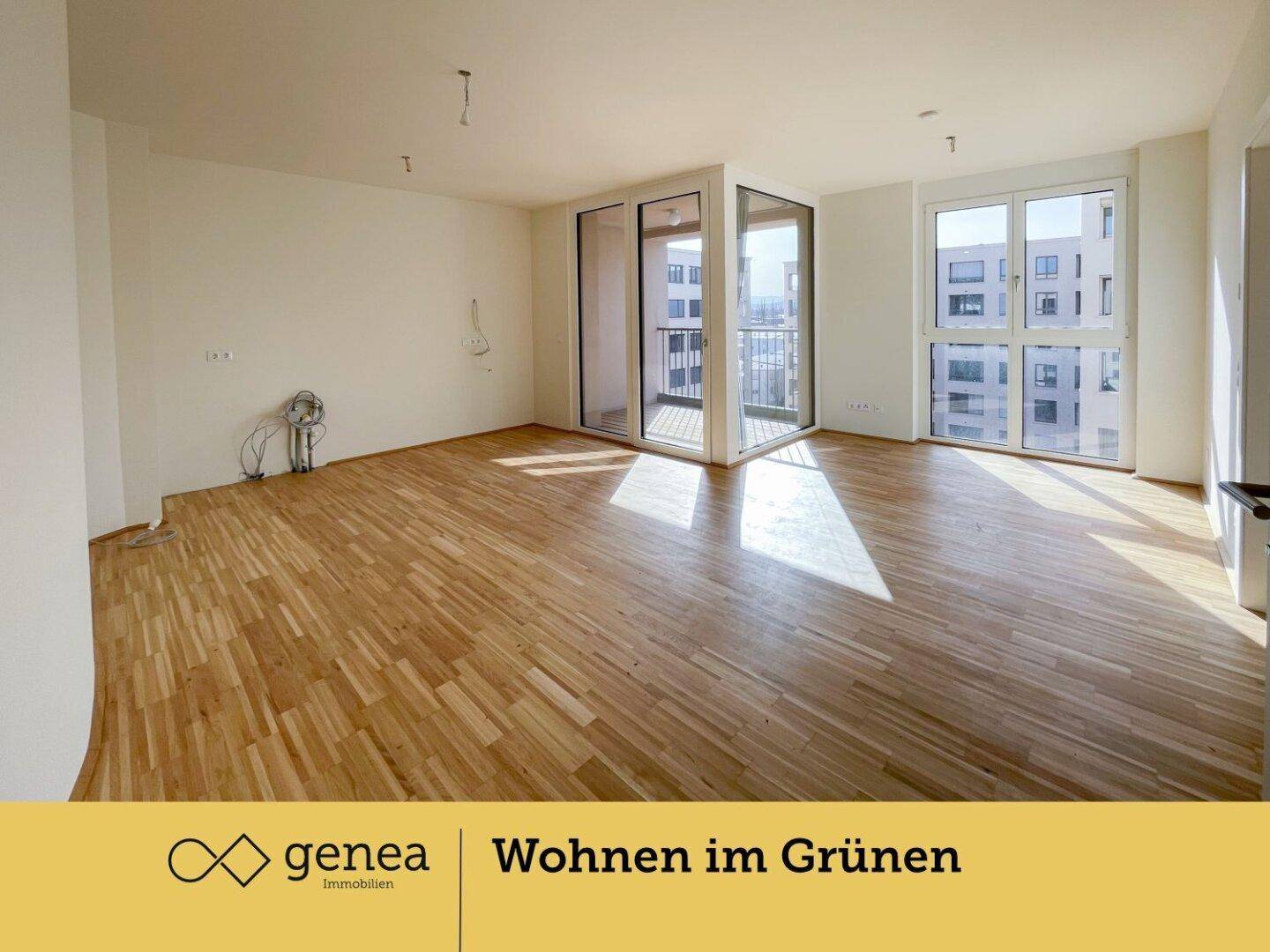 Geräumiger Wohnbereich mit hellem Parkettboden und großen Fenstern, die viel Tageslicht hereinlassen.